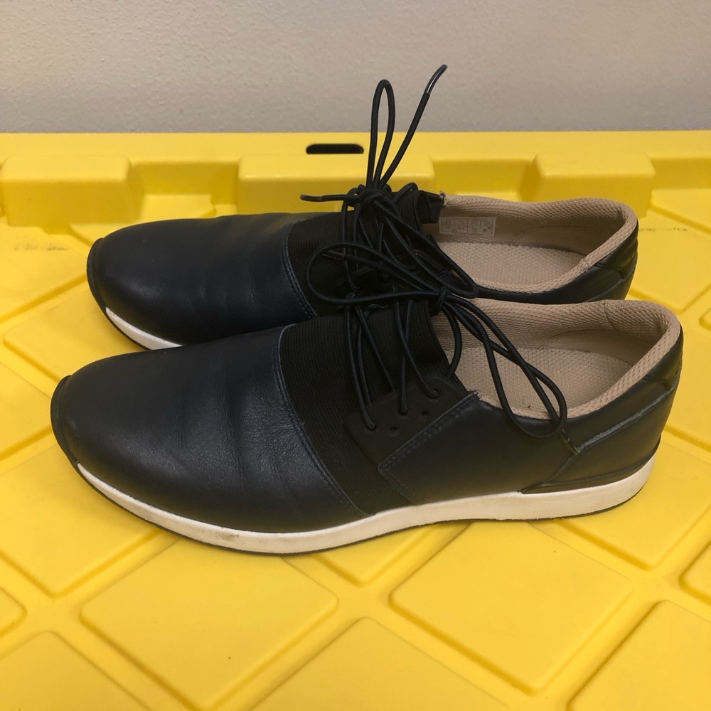 Vionic Navy Carmen Leather slip on sneaker Sz
9.5 women laces